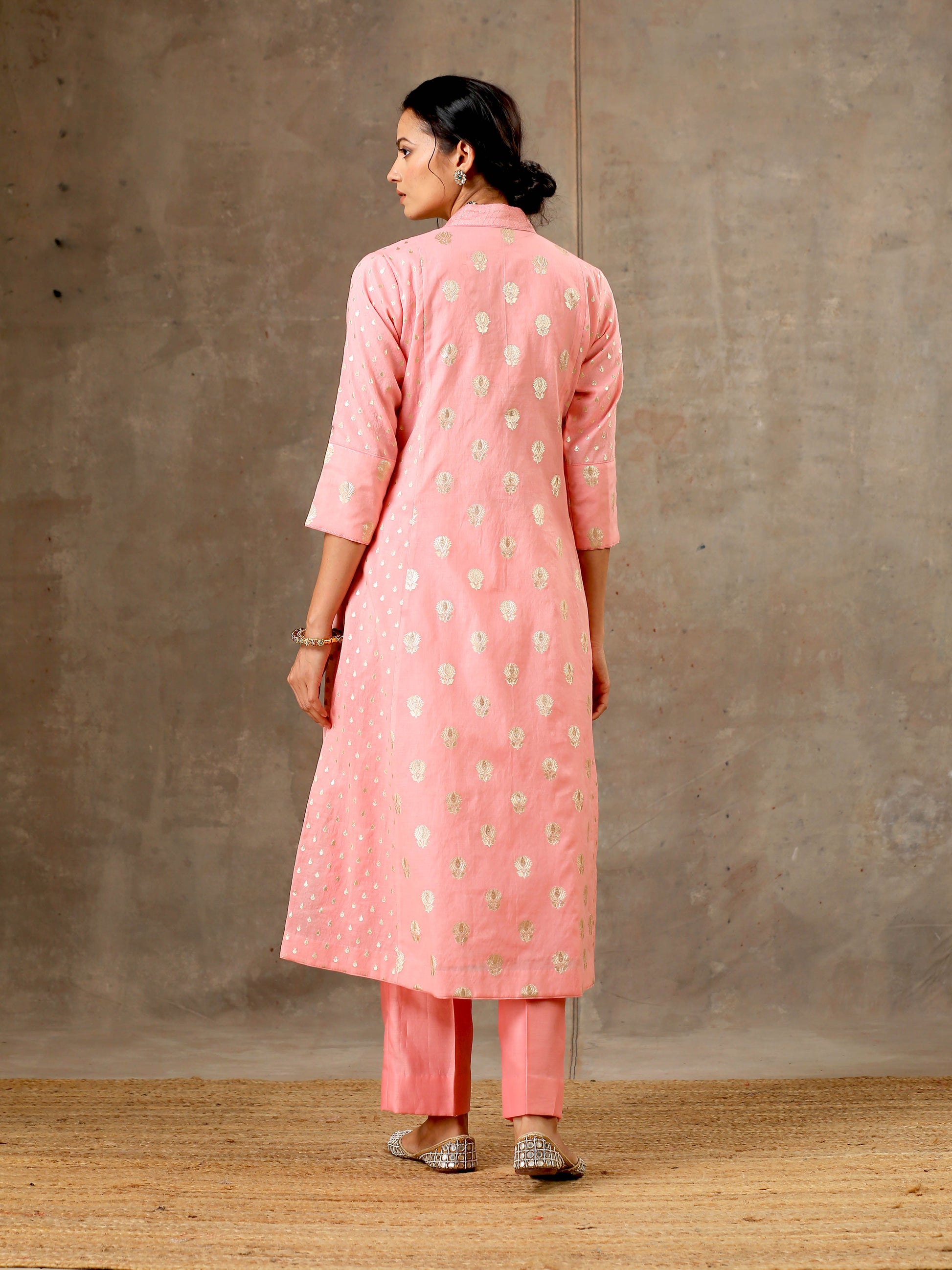 Bbaawri's Chanderi Silk Kurta featuring 5 kalis adorned with delicate buttas. This elegant piece seamlessly combines traditional craftsmanship with modern style, offering a timeless look. Elevate your wardrobe with the richness of Chanderi Silk and the grace of intricate buttas, creating a perfect blend of tradition and contemporary fashion.