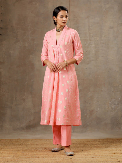 Bbaawri's Chanderi Silk Kurta featuring 5 kalis adorned with delicate buttas. This elegant piece seamlessly combines traditional craftsmanship with modern style, offering a timeless look. Elevate your wardrobe with the richness of Chanderi Silk and the grace of intricate buttas, creating a perfect blend of tradition and contemporary fashion.